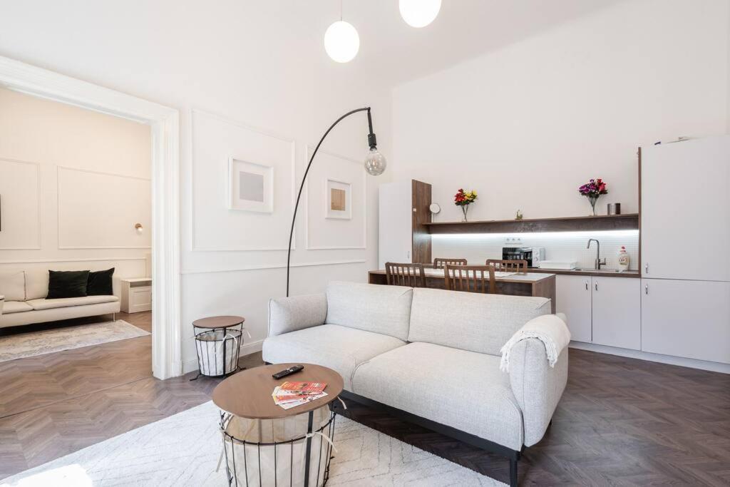 Stylish Apartment In The City Center Budapest Exterior photo